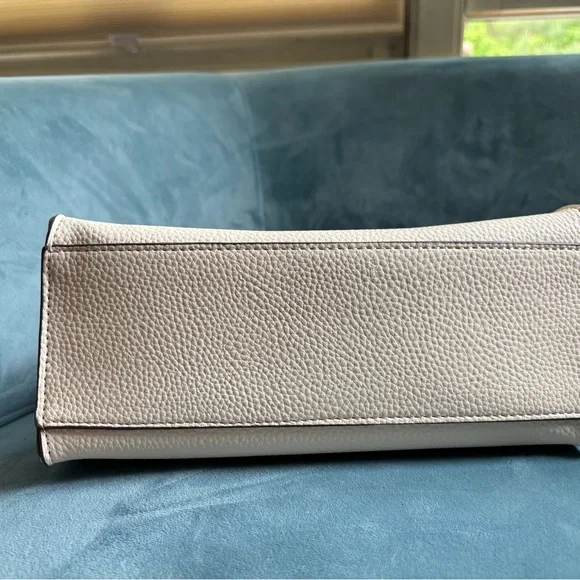 Carlos by Carlos Santana Cream Pebbled Shoulder Bag - Picture 4 of 5